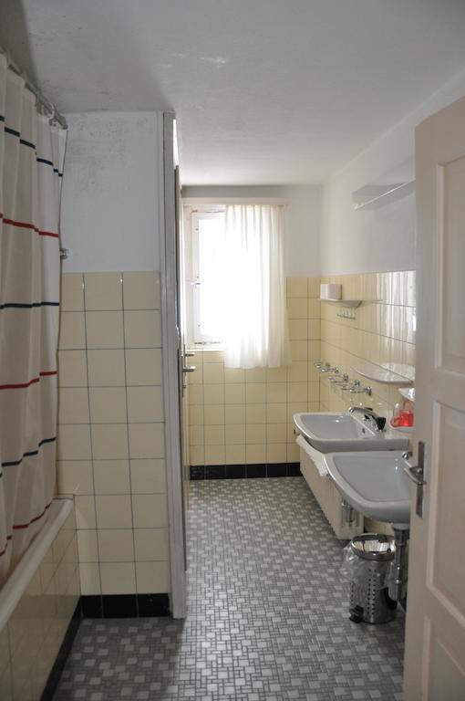 Camera Doppia con Letti Singoli e Bagno in Comune